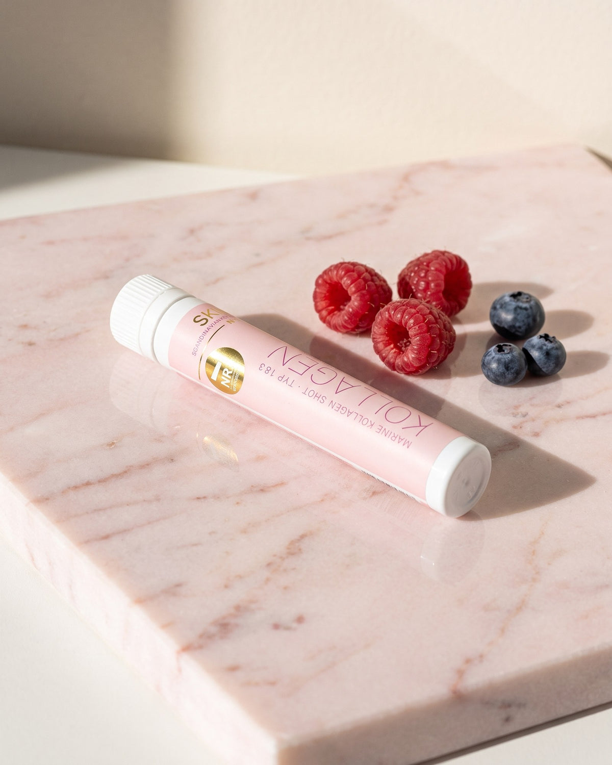 SKIN° Ampulle mit Beeren auf Marmor