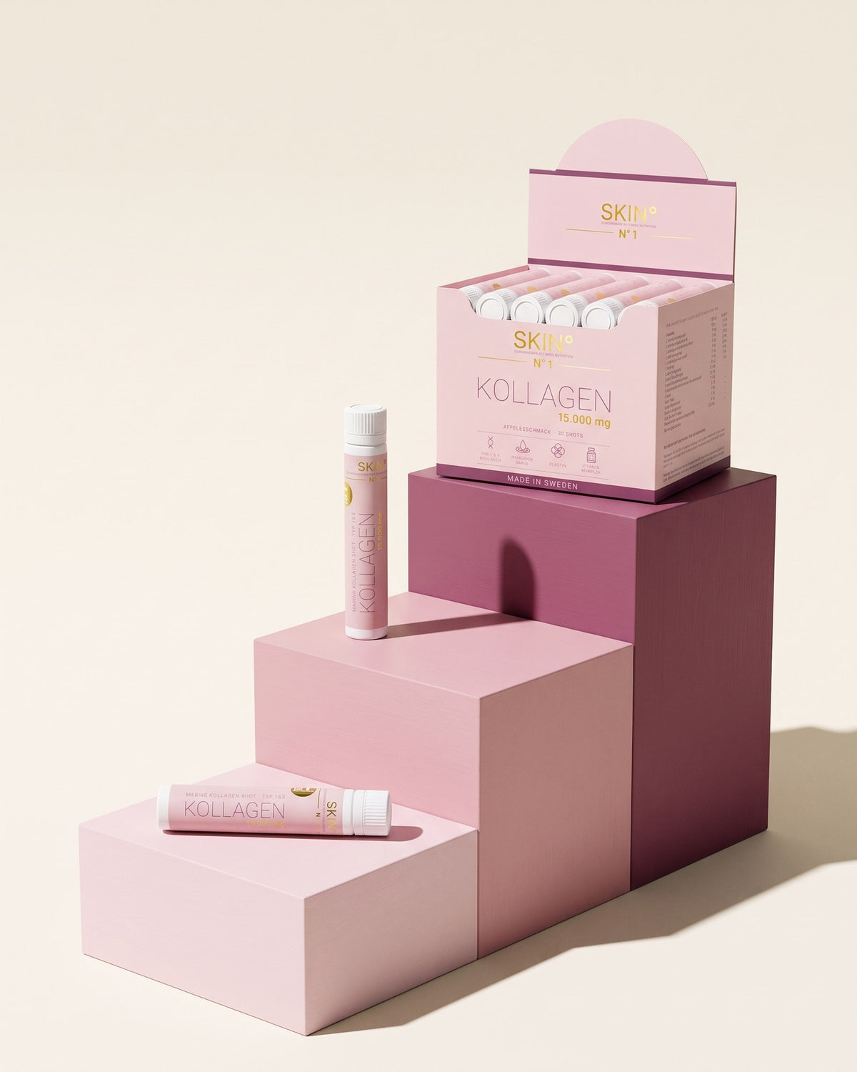 SKIN° Box und Ampullen auf Podesten